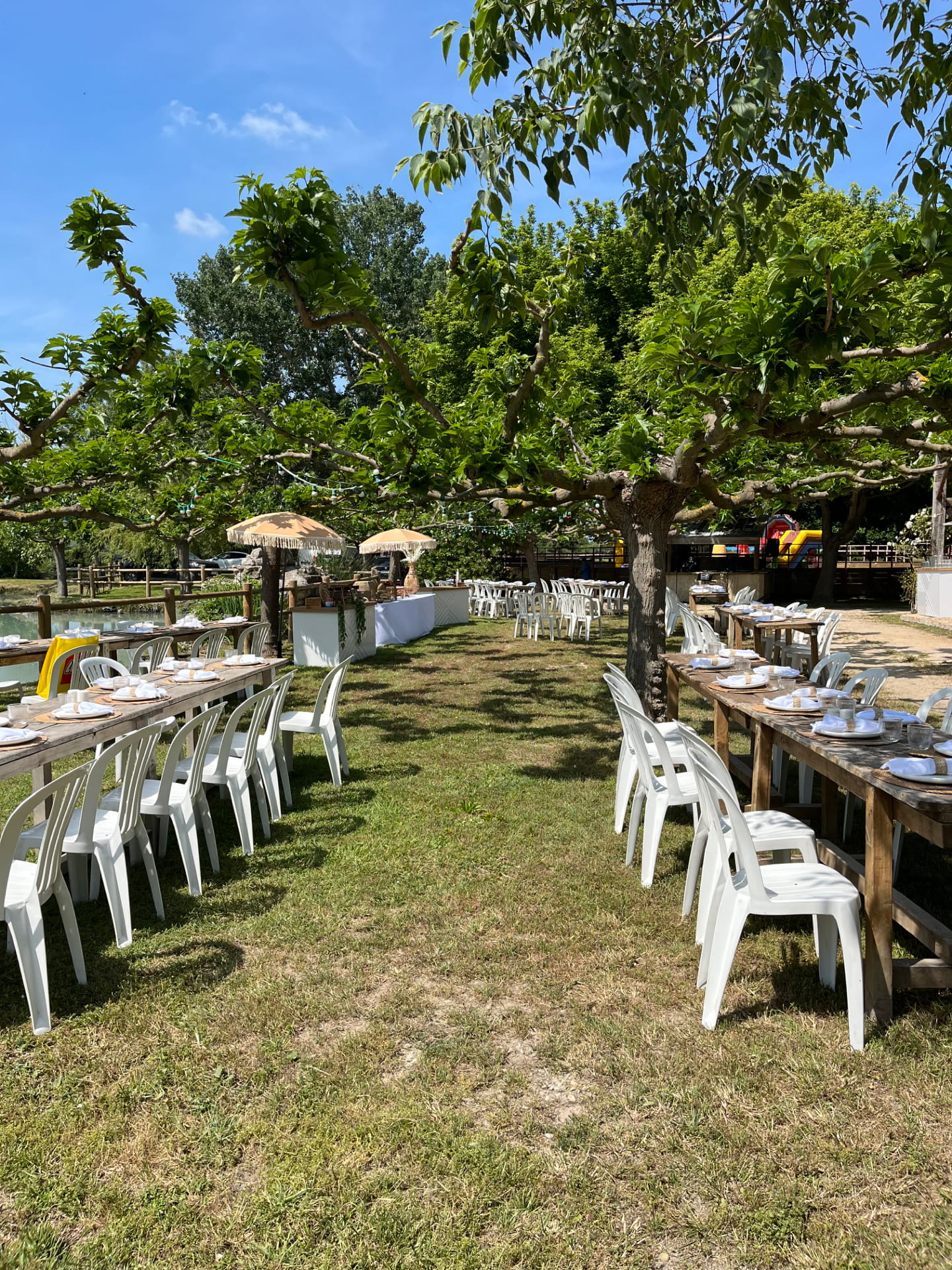 Repas festif sur pelouse au bord de l'eau – Événement en plein air à La Guinguette Arlésienne