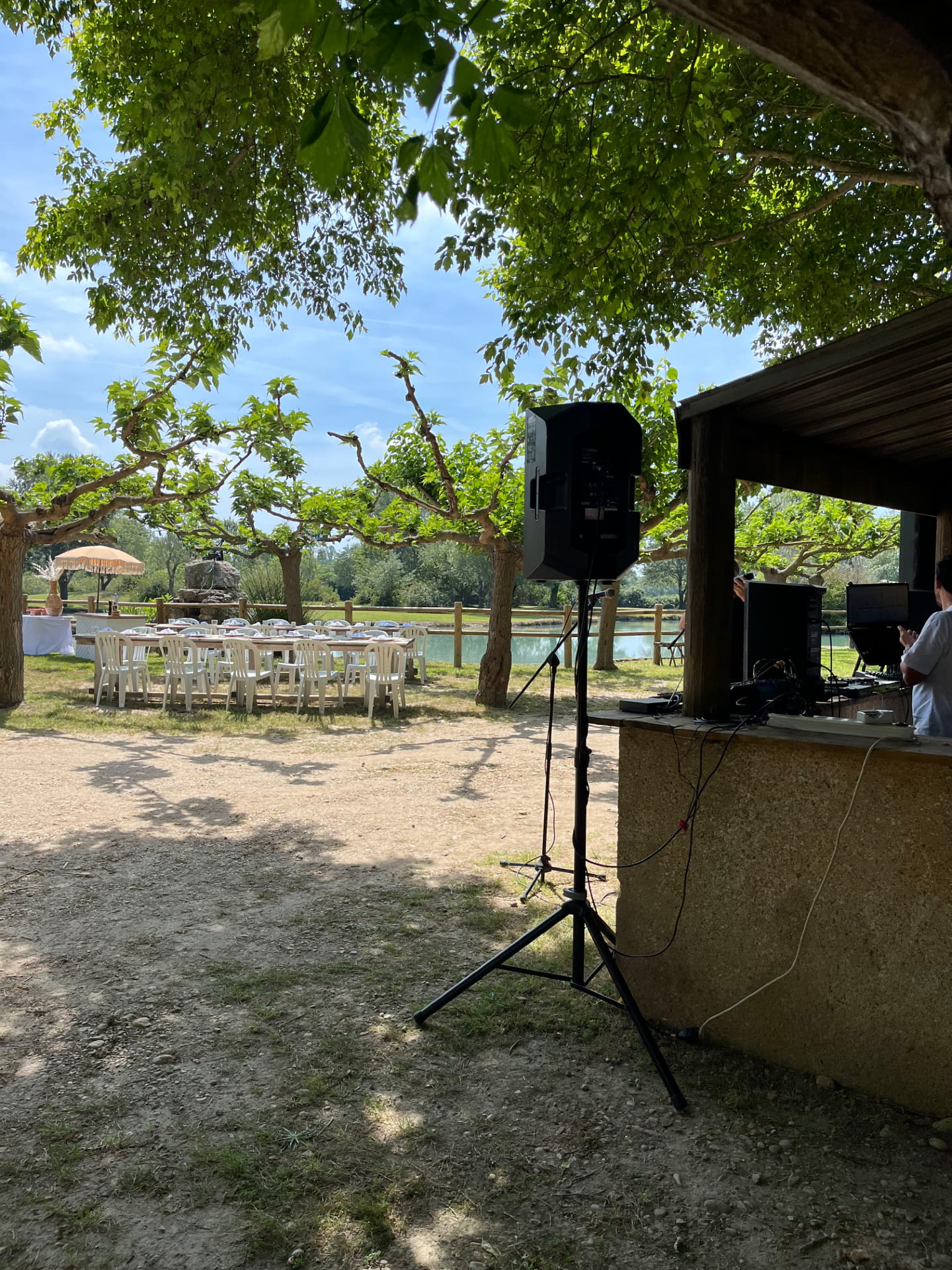 Soirée DJ et repas en plein air au bord de l'étang – La Guinguette Arlésienne, Arles