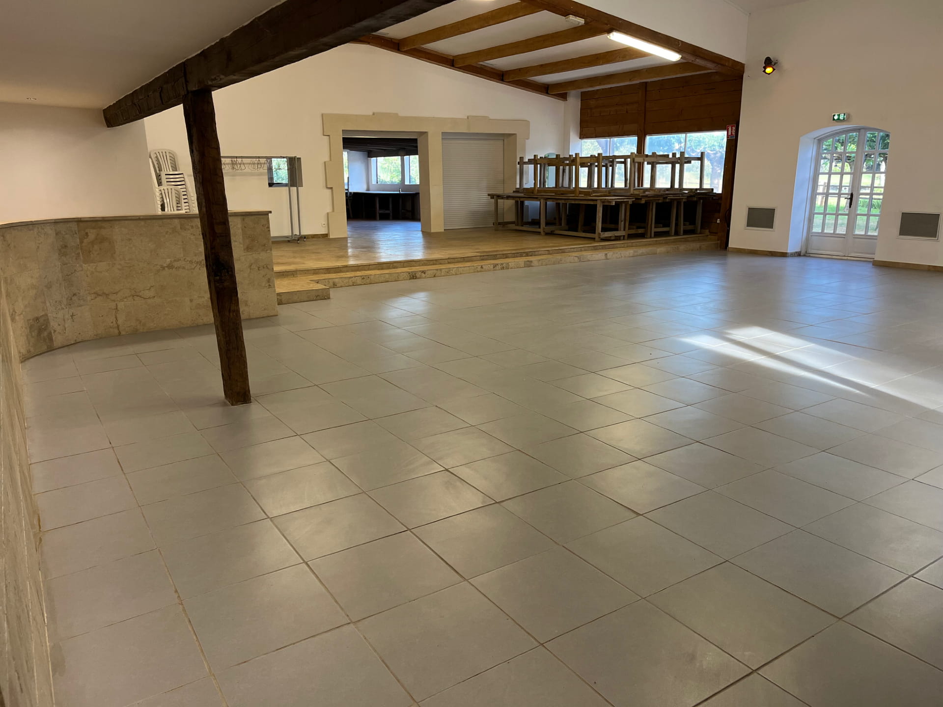 Salle de réception avec piste de danse et bar en pierre – Location événementielle à Arles