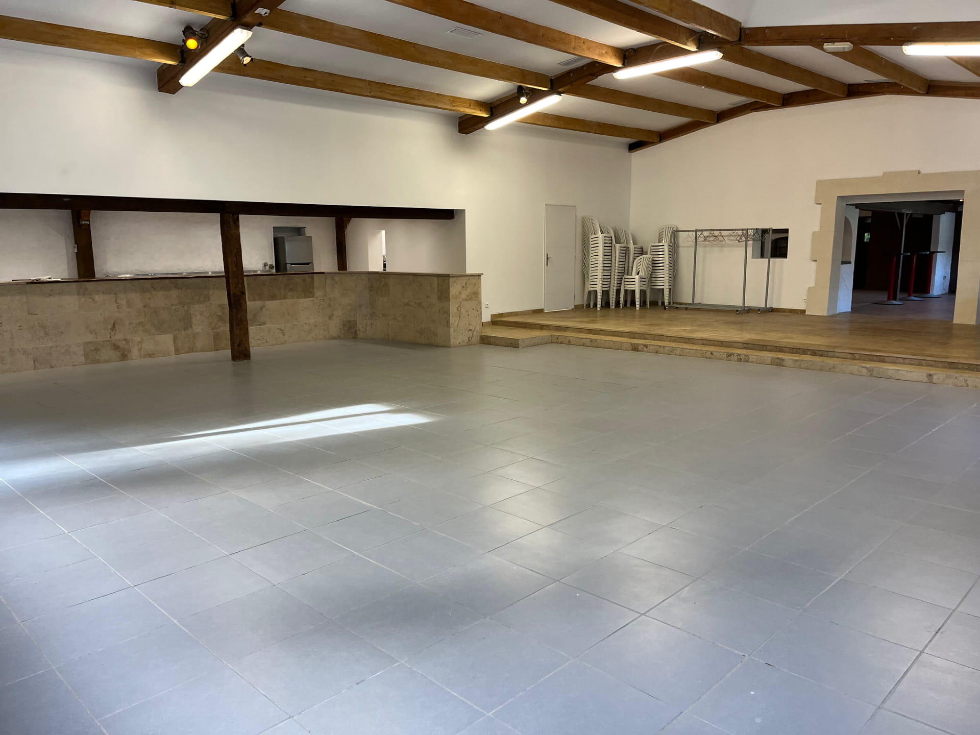 Salle polyvalente avec scène et bar – Location salle de fête Arles Camargue