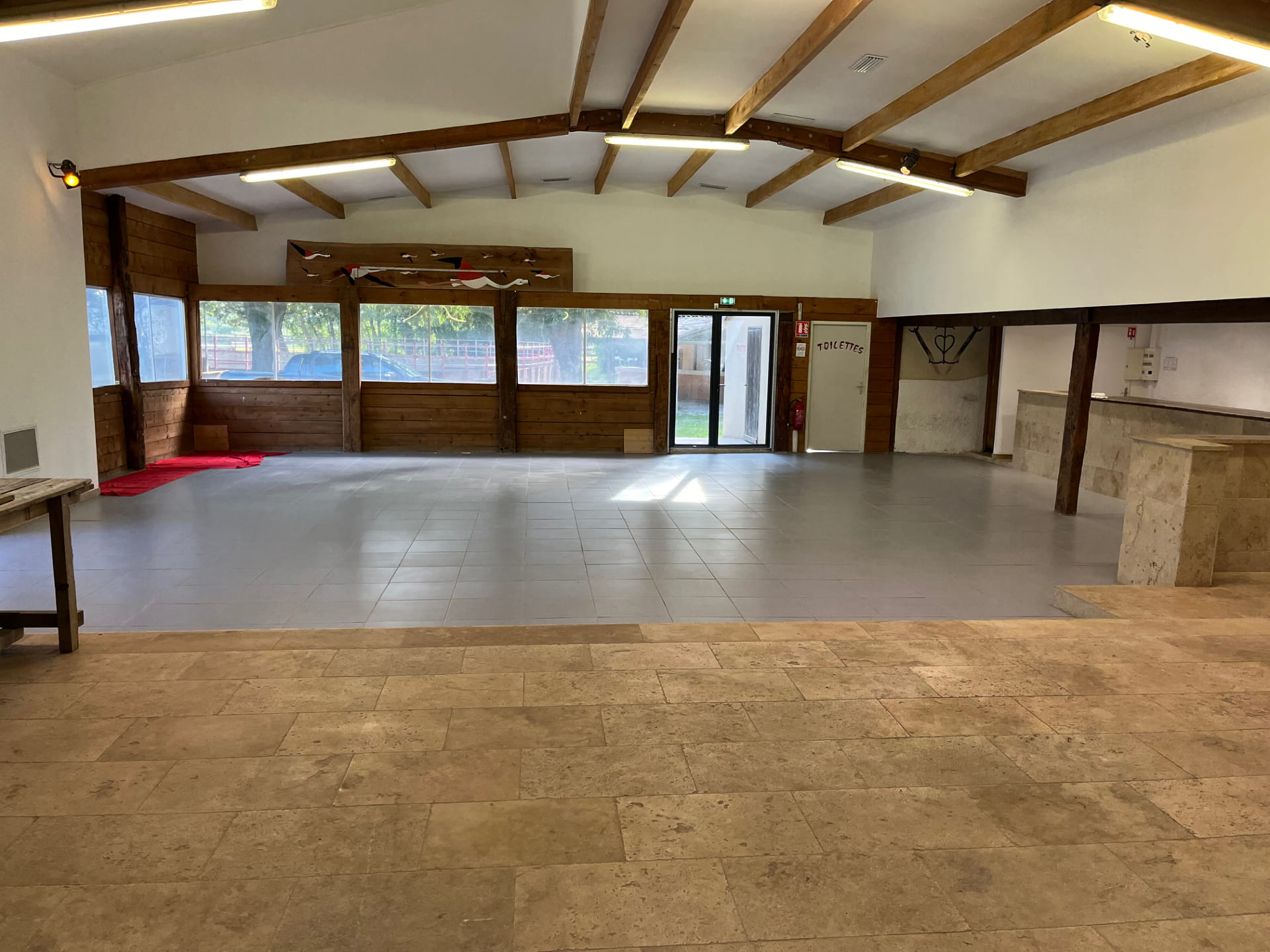 Grande salle lumineuse avec vue panoramique sur le parc – Réception mariage Arles