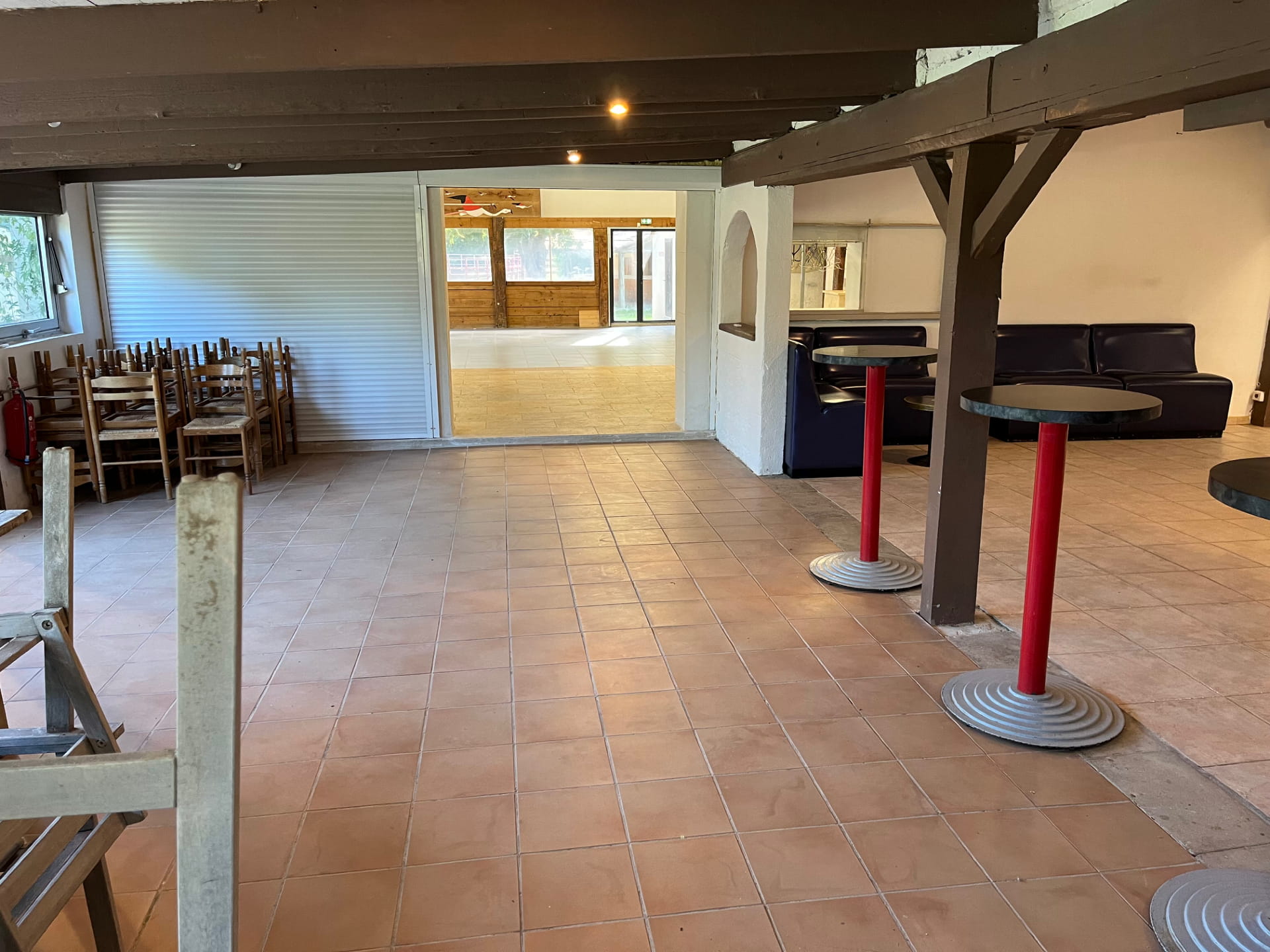 Salon et espace cocktail avec tables hautes – Apéritif et afterparty à La Guinguette Arlésienne