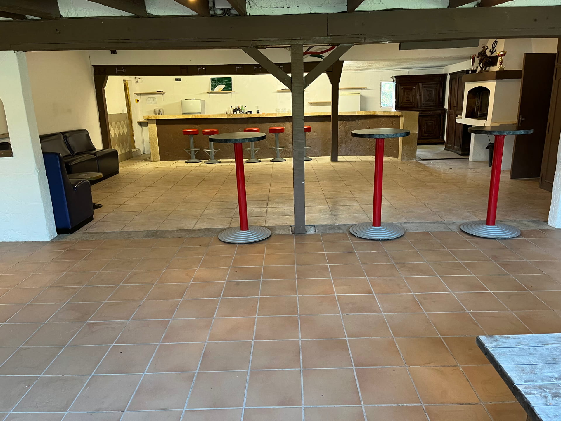 Bar avec cheminée et espace cocktail – Soirée conviviale à La Guinguette Arlésienne, Arles